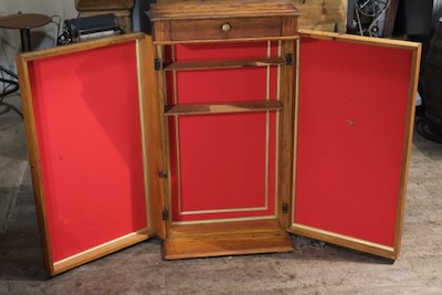 petit meuble presentoir de foire pour apicuteur ou bijoutier ou createurb